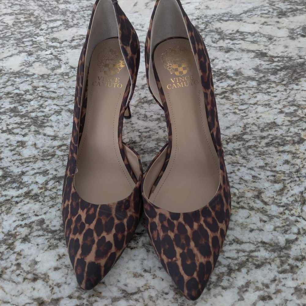 VINCE CAMUTO LEOPARD-PRINT HEEL PUMP. Size 8